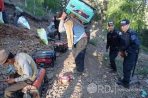 Гацууртын ордод хувиараа алт олборлогчид дураараа дургиж байна 
