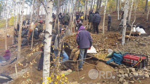Гацууртын ордод 600 орчим хүн хууль бусаар алт олборлож байна