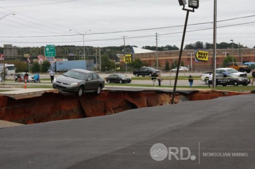 Газар цөмөрч 15 машин нүхэнд унажээ