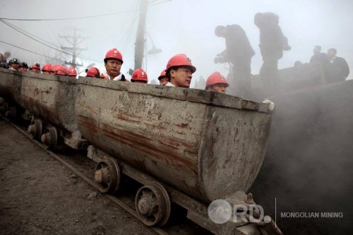 Хятадын нүүрсний уурхайд 21 ажилчин дарагджээ