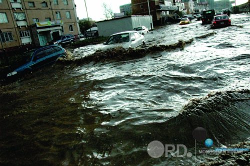 Үер усны аюулаас сэрэмжтэй байхыг анхааруулж байна