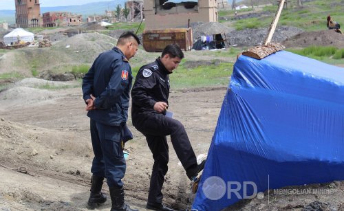 Нүүрс олборлож байсан зургаан хүний гурав нь нас баржээ