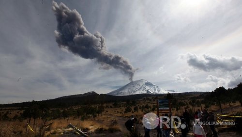 Галт уулын үнс Мексикийн нийслэлийг бүрхэж байна