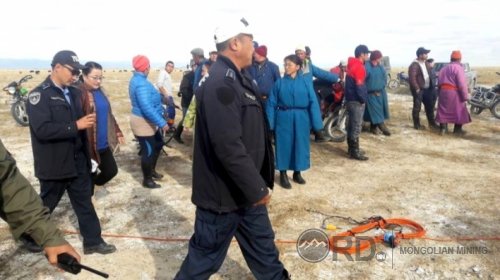 УВСААС ХӨӨГДӨЖ ГАРСАН “ГЛАДВИЛЛ” КОМПАНИЙНХАН ЗАСГИЙН ГАЗРААС МӨНГӨ НЭХЭЖ БАЙНА