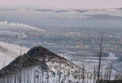 Уул овоо руу машинтай гарахыг хорьж байна