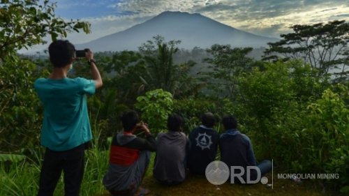 Индонез улсын Агунг галт уул дэлбэрэх аюултай байна
