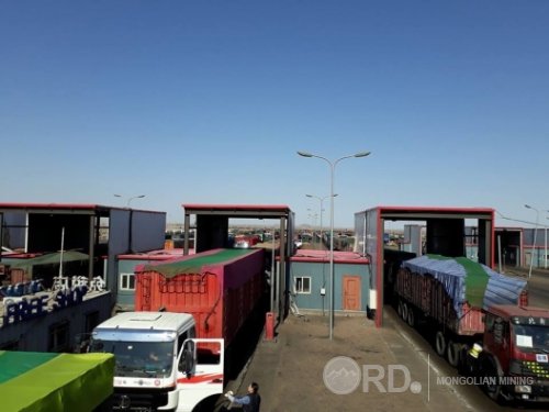 Гашуунсухайтын нүүрс тээврийн автомашины цуваа буурч, 49 км болжээ Гашуунсухайтын нүүрс тээврийн автомашины цуваа буурч, 49 км болжээ