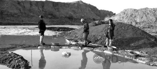 Булган аймгийн Бүрэгхангай суманд Туул гол руу алт угаасан усаа цутгаж байсан зөрчлийг таслан зогсоолоо