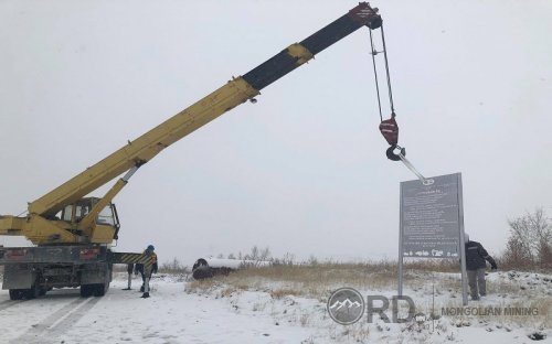 “Уурхайчин би” дуунд хөшөө босголоо