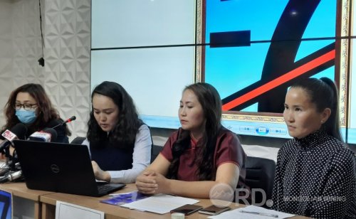 Тээвэрчдийн гэргий нар талбай дээр жагсахаа мэдэгдлээ