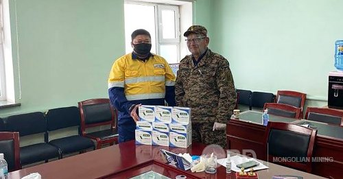 "Эрдэнэс-Тавантолгой" ХК-иас Цогтцэций суманд 500 ширхэг түргэвчилсэн оношлуур хандивлалаа