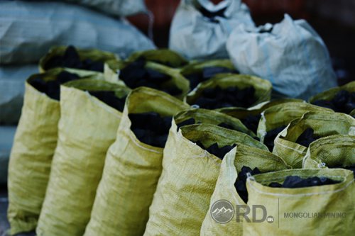 Нийслэл рүү 15 машинаар 551 шуудай нүүрс оруулж ирэхийг завджээ