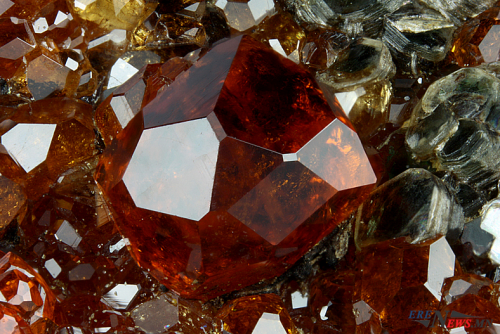 Үнэт чулууны зах зээл хуулиас гадуур цэцэглэж байна